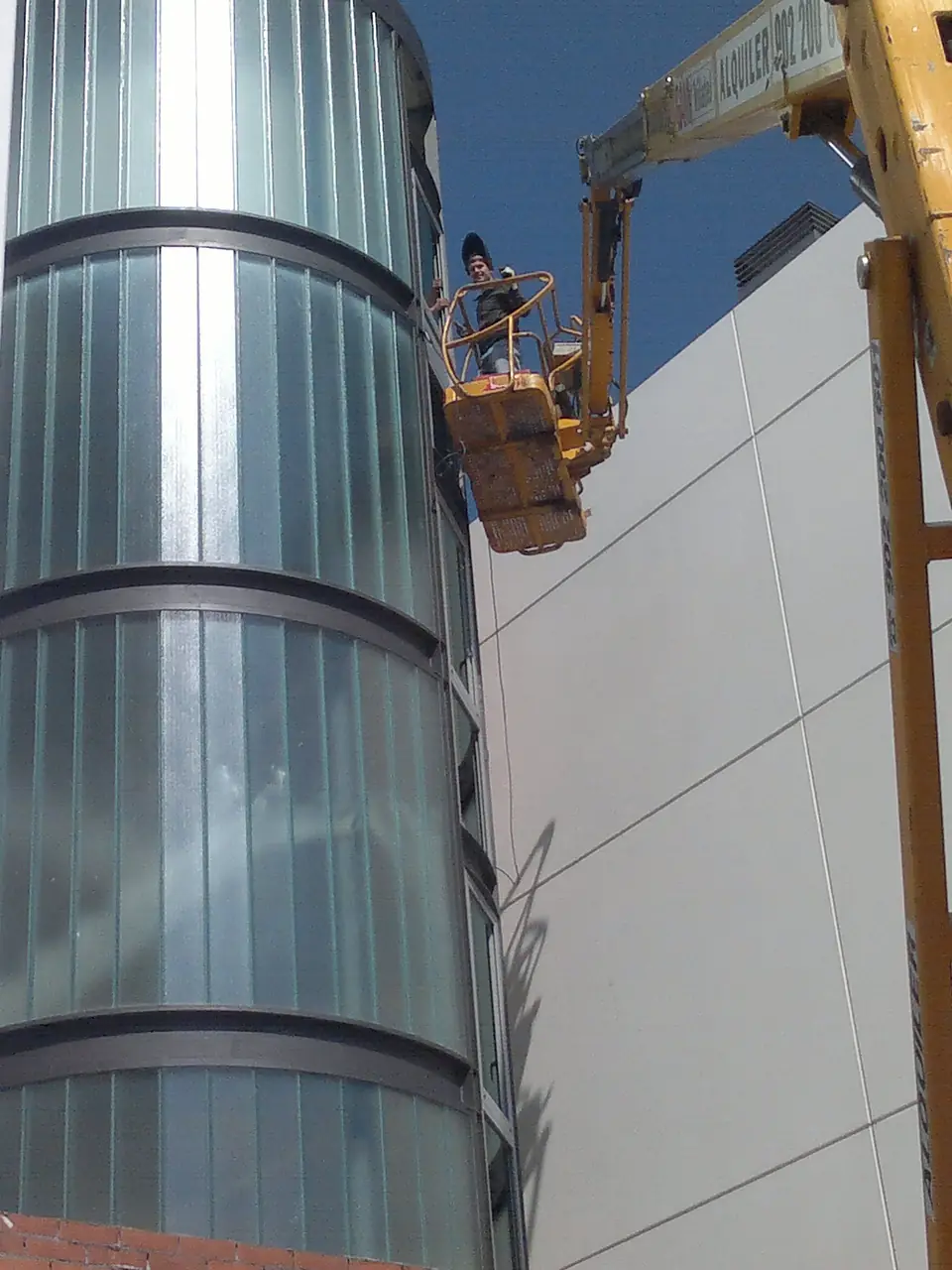 Montaje en altura de cerramiento acristalado curvo con plataforma elevadora