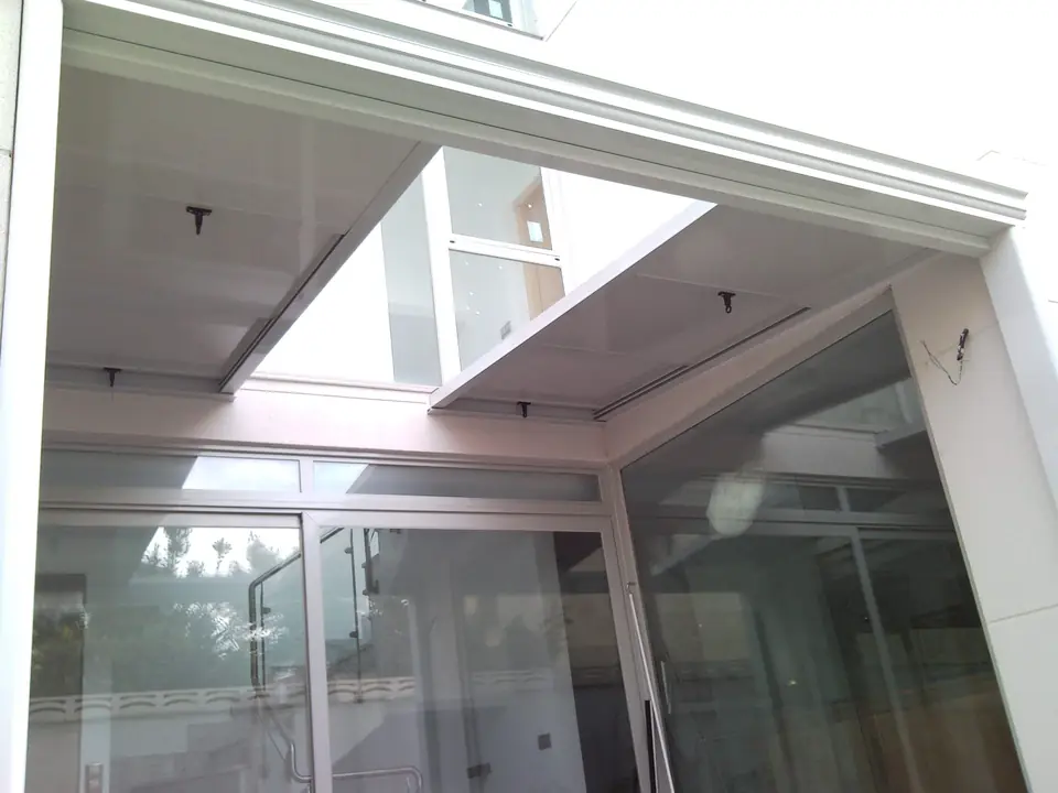 Cerramiento de aluminio blanco en esquina de vivienda