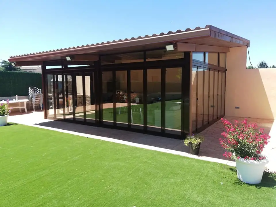 Cerramiento de aluminio en el patio de un chalet
