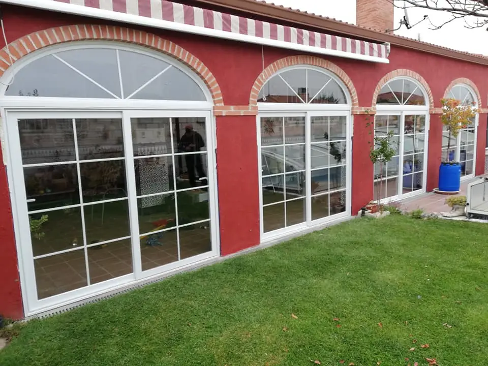 Ventanas de aluminio correderas cerrando un porche en Guadalajara
