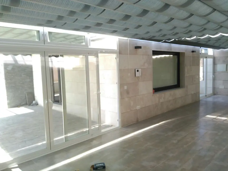 Cerramiento de aluminio en un patio de San Agustín de Guadalix