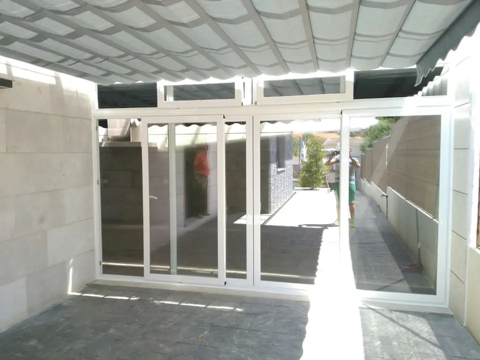 Cerramiento de aluminio en un patio de San Agustín de Guadalix