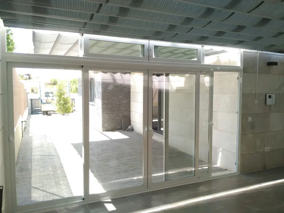 Cerramiento de aluminio en un patio de San Agustín de Guadalix