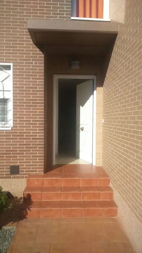 Cerramiento de la entrada principal de una casa en Alovera