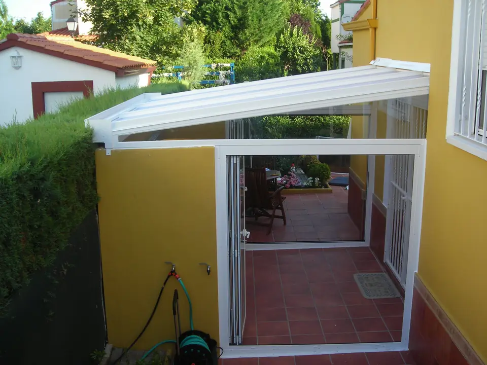 Patio lateral cerrado con techo transparente