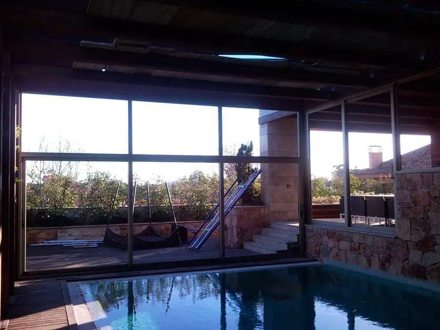 Cerramiento de piscina con ventanales de aluminio