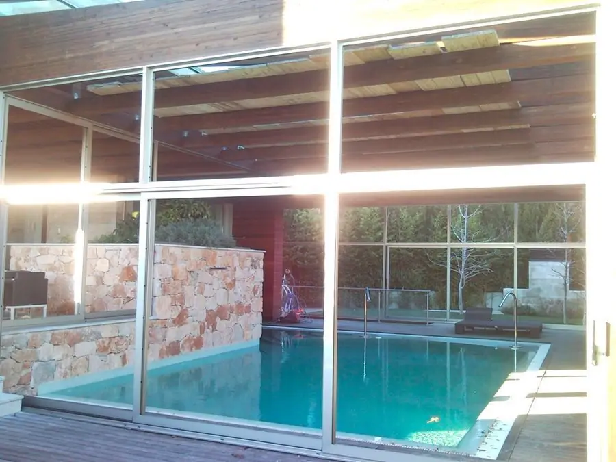 Piscina cubierta con correderas de aluminio