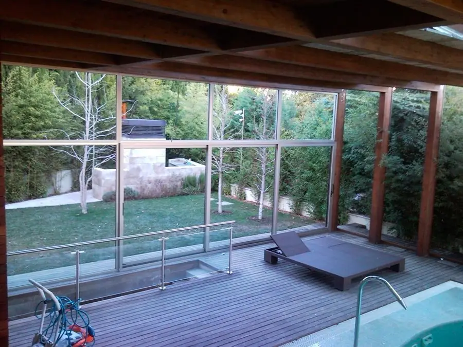 Ventanales de aluminio junto a la piscina