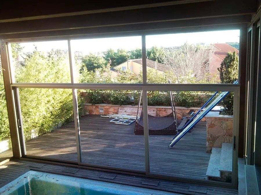 Cerramiento de piscina con vistas al jardín