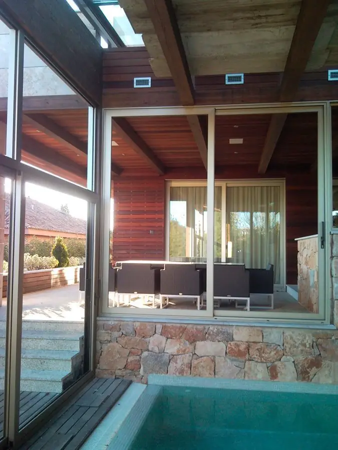 Ventanal de aluminio de gran altura sobre piscina
