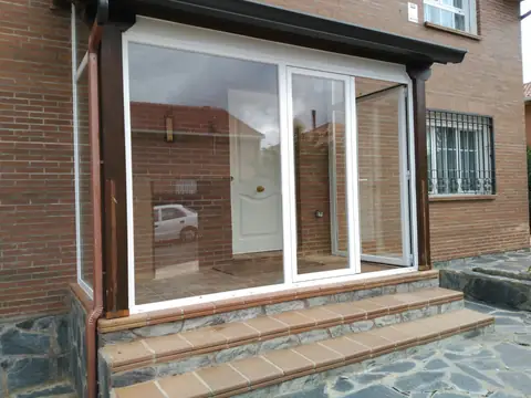 Cerramiento de porches: cuatro trabajos en aluminio