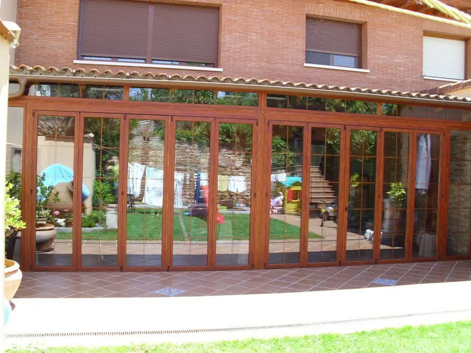 Cerramiento plegable imitación madera visto desde el jardín