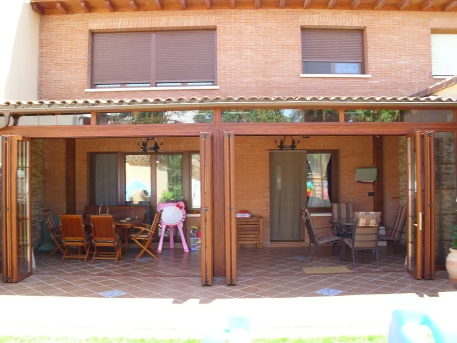 Cerramiento plegable de porche con hojas abiertas