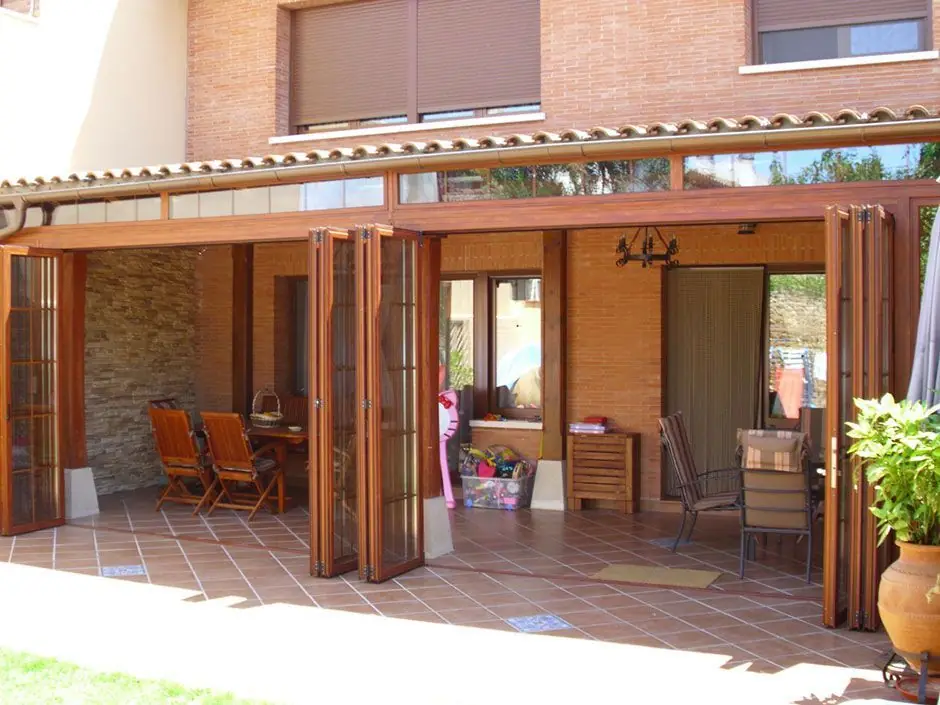 Cerramiento plegable de porche parcialmente abierto