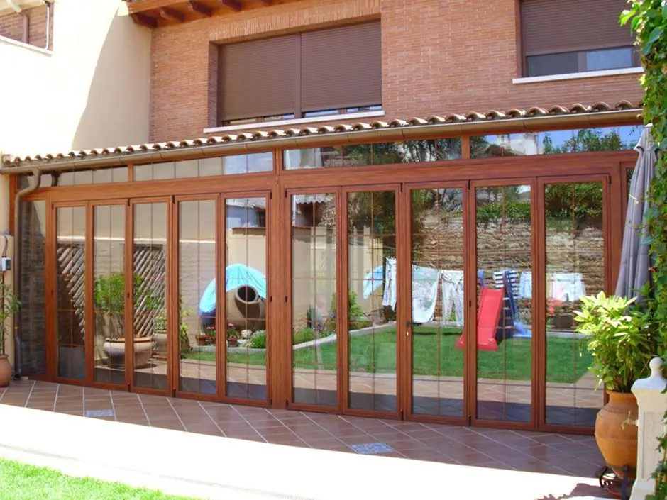 Porche cerrado con hojas plegables imitación madera