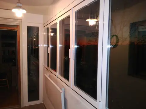 Cerramiento de terraza con hojas plegables de aluminio