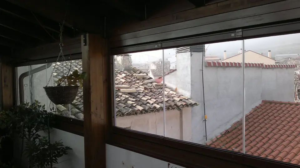 Cortinas de cristal abiertas en terraza