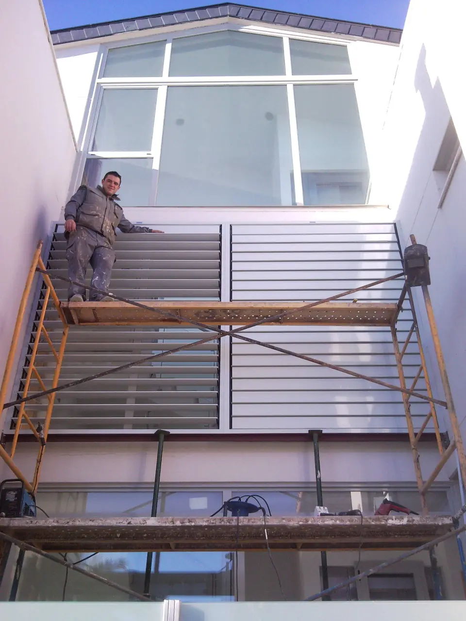 Montaje de lamas de aluminio en fachada de vivienda