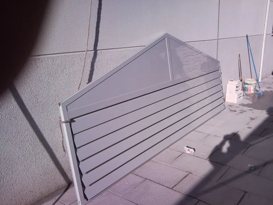 Celosía de lamas de aluminio en terraza