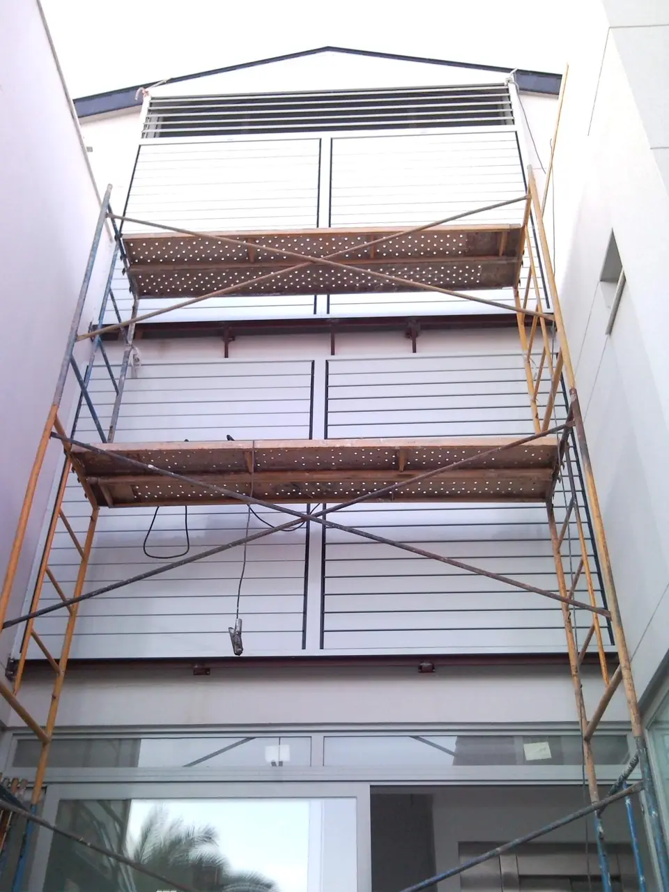 Fachada de vivienda con lamas de aluminio en dos alturas