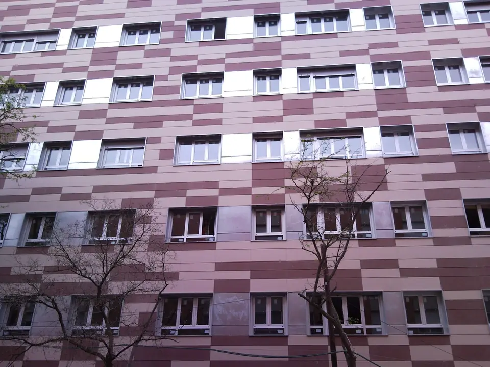 Fachada de la Subdelegación del Gobierno en Guadalajara con ventanas de aluminio
