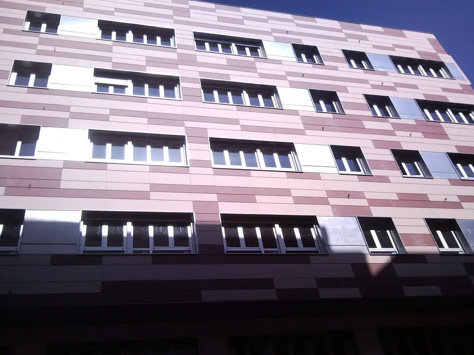 Ventanas de aluminio en la fachada de la Subdelegación del Gobierno