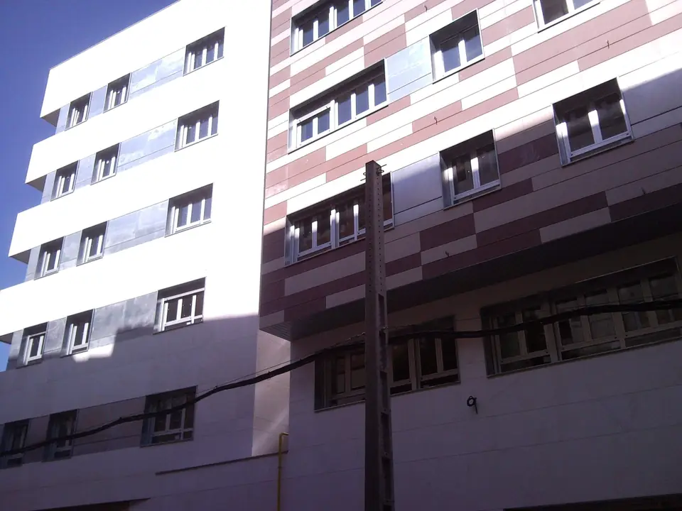 Edificio de la Subdelegación del Gobierno con carpintería de aluminio