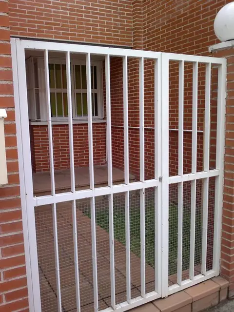 Sustitución de una cancela de hierro por una de aluminio