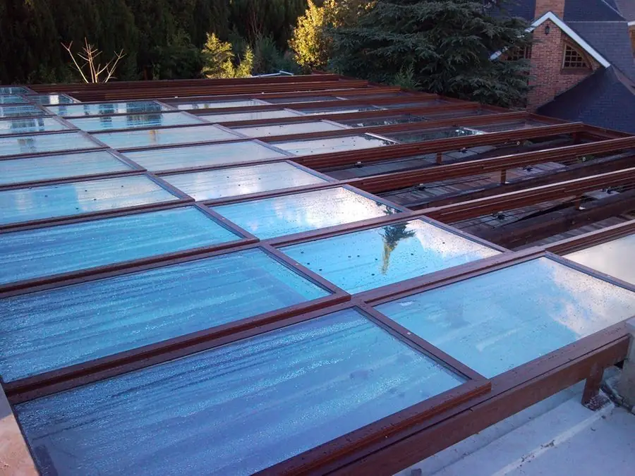 Techo acristalado de aluminio imitación madera