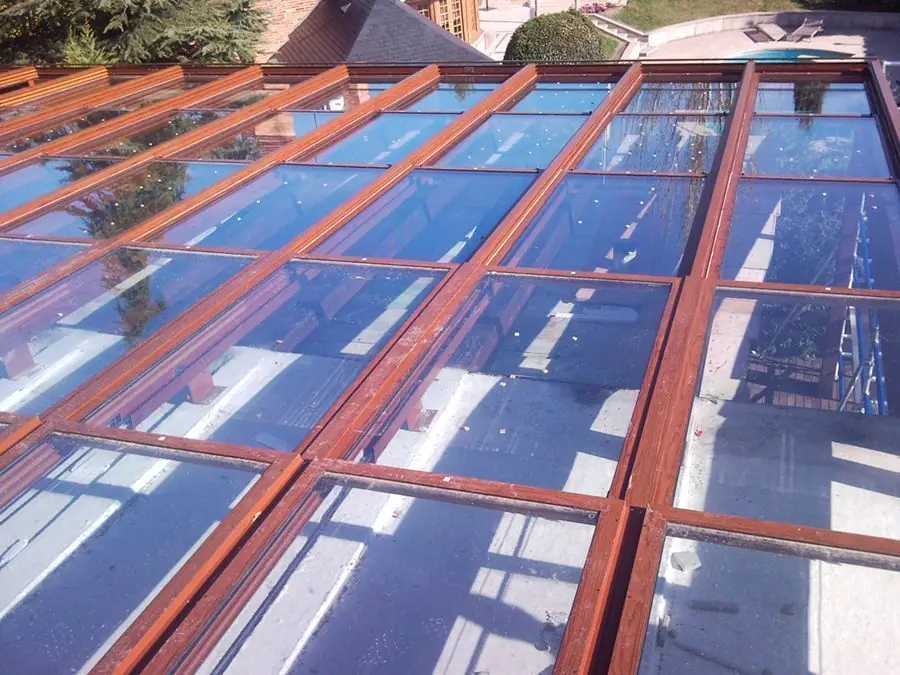 Techo de cristal imitación madera en vivienda
