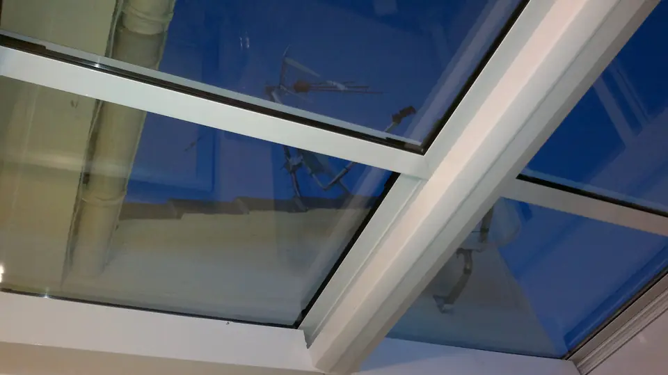 Techo acristalado de aluminio blanco visto desde dentro