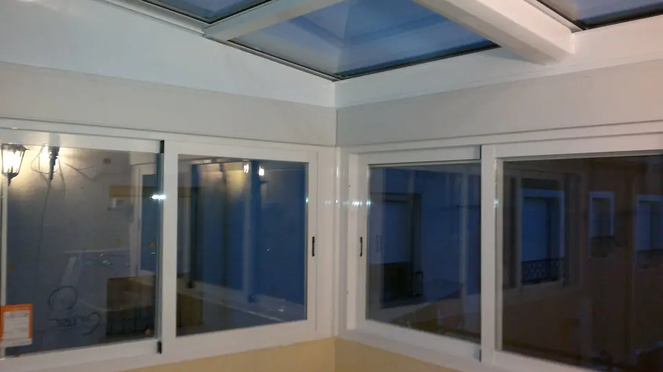 Cerramiento con techo acristalado y ventanas correderas