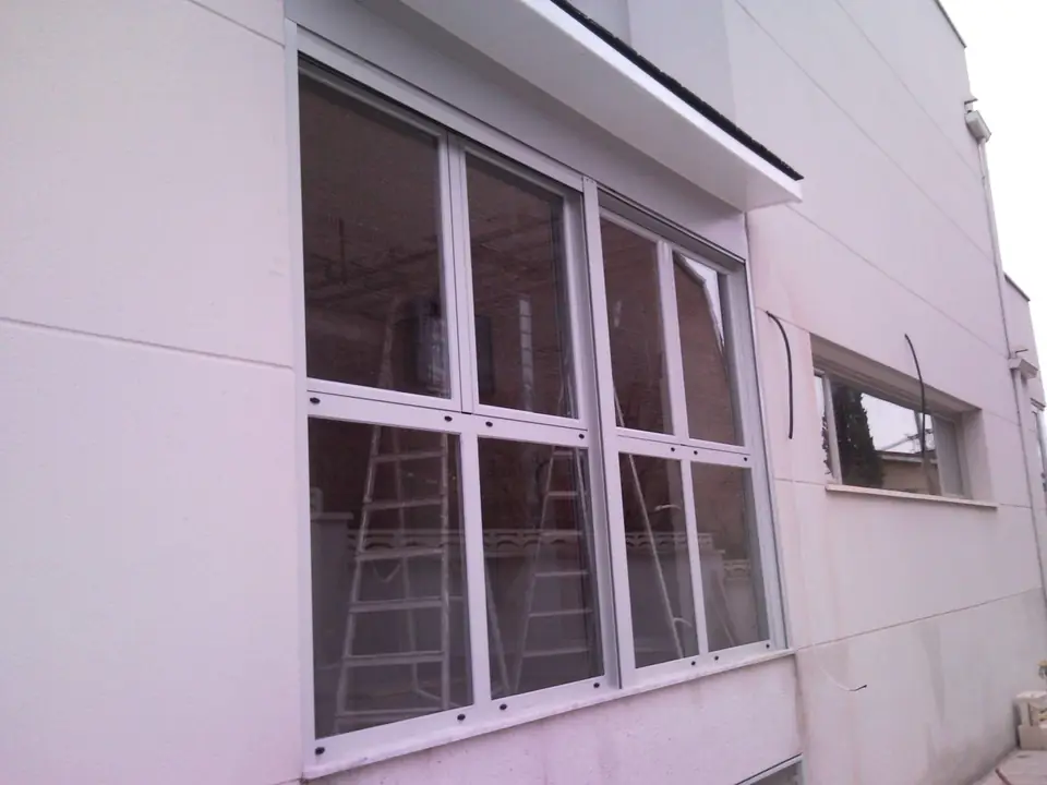 Ventanal de aluminio blanco con fijos y practicables