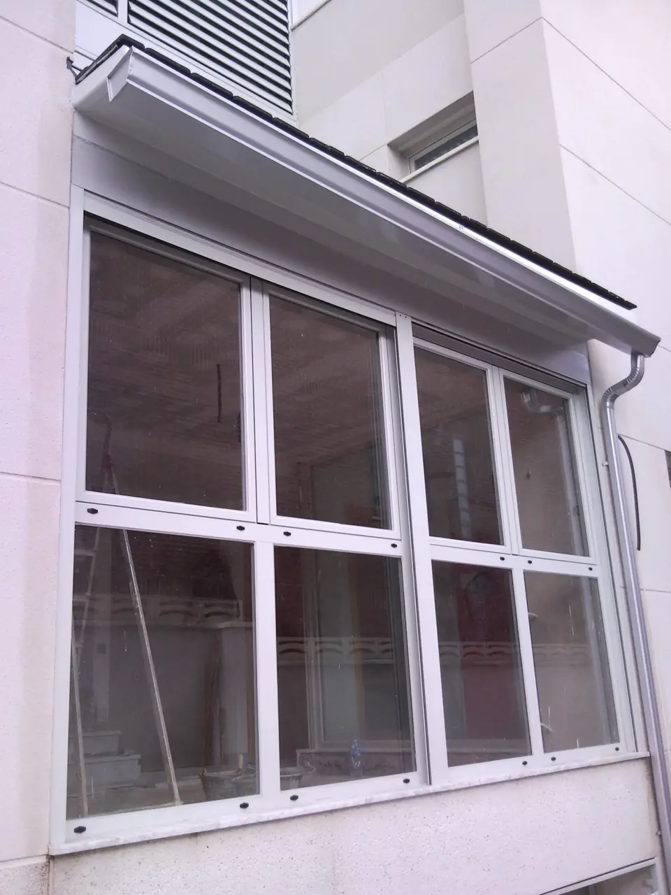 Ventanal de aluminio terminado en vivienda unifamiliar