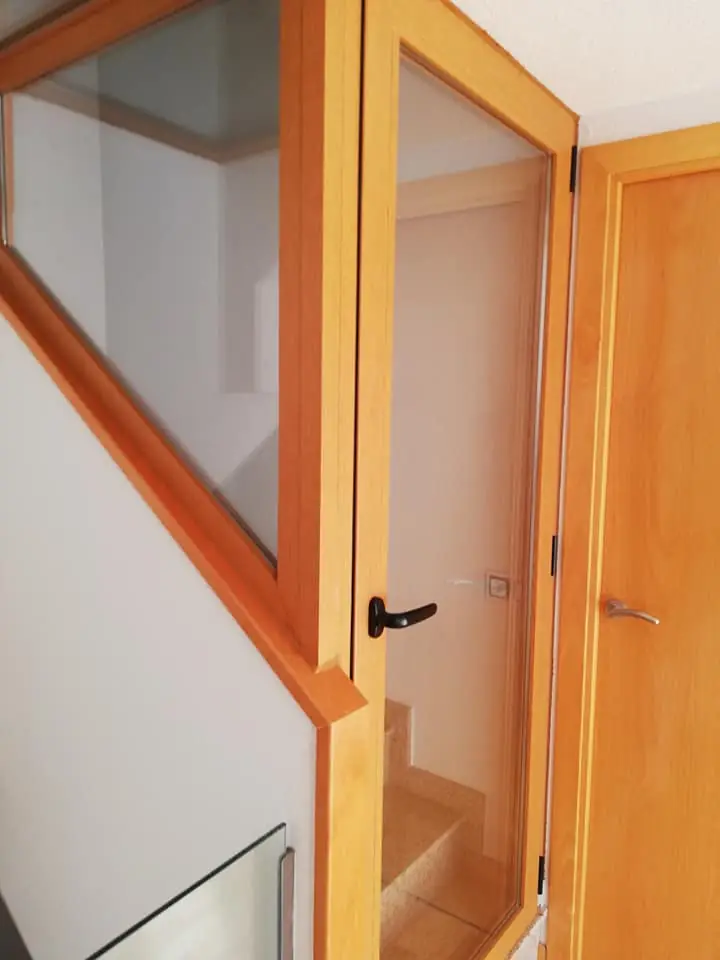 Cerramiento de aluminio en un tiro de escalera