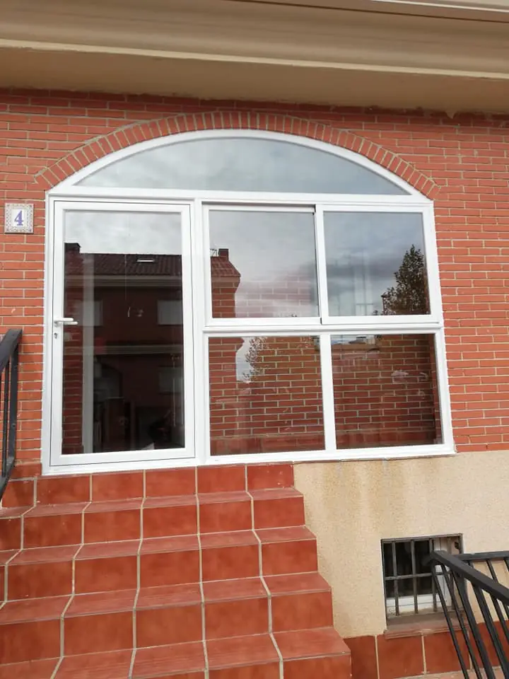 Ventana y puerta de aluminio en la entrada de una casa