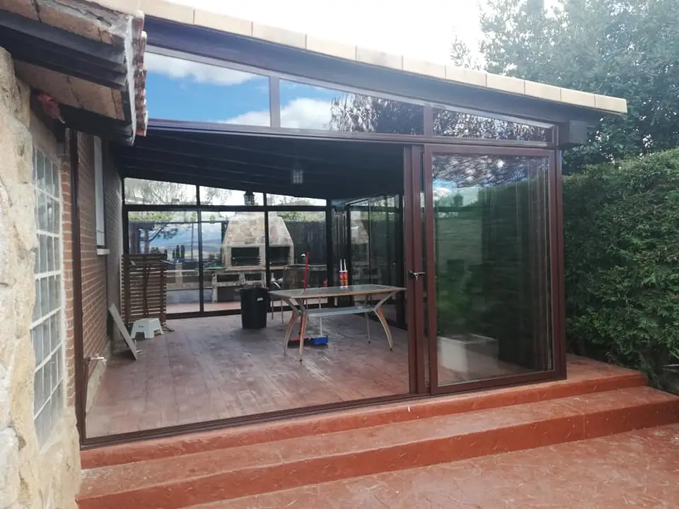 Patio con las ventanas de aluminio correderas abiertas